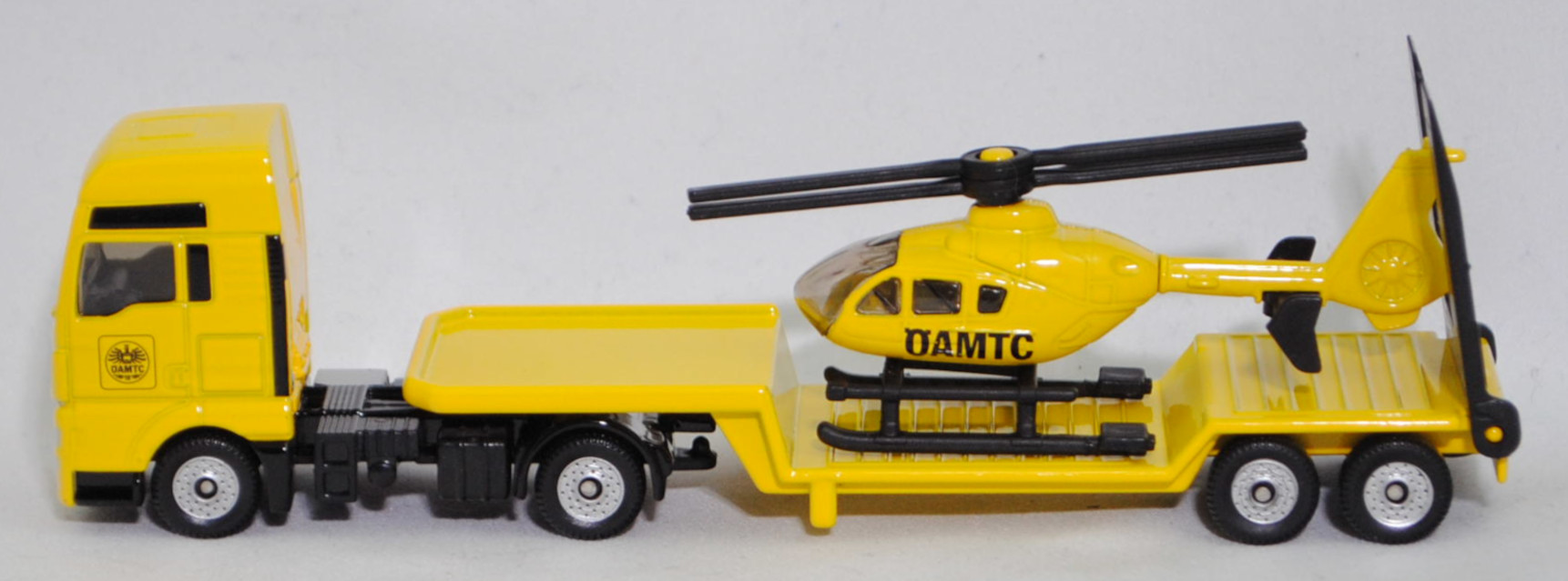 03800 A MAN TGX 18.580 D38 XXL (Mod. 2017-2019) mit Sattelauflieger und ÖAMTC-Hubschrauber Eurocopter EC 135 T1 (Mod. 1996-2002), gelb, ÖAMTC, SIKU SUPER 1:87, L17mpK