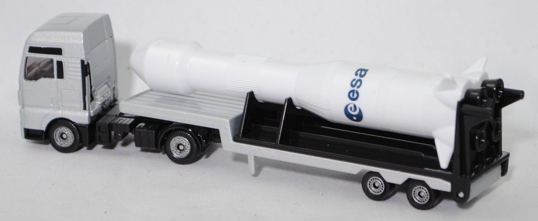 00000 MAN TGX 18.580 D38 XXL (Modell 2017-2019) Sattelzugmaschine und Sattelauflieger mit Rakete (Modell 22.01.1990 - 03.12.1999), silbergraumetallic, esa, SIKU SUPER 1:87, L17mpK