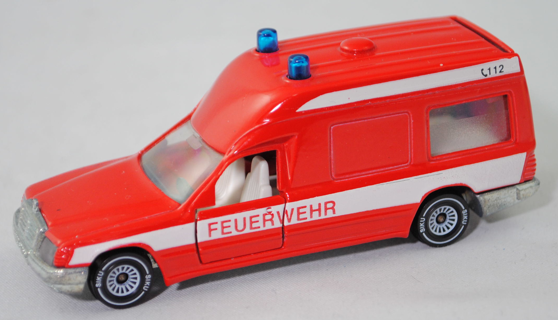 00002 BINZ Ambulanz 2001 lang (Mod. 1986-1989), rot, FEUERWEHR, Fenster 3/4-tel matt, B4, SIKU, 1:56