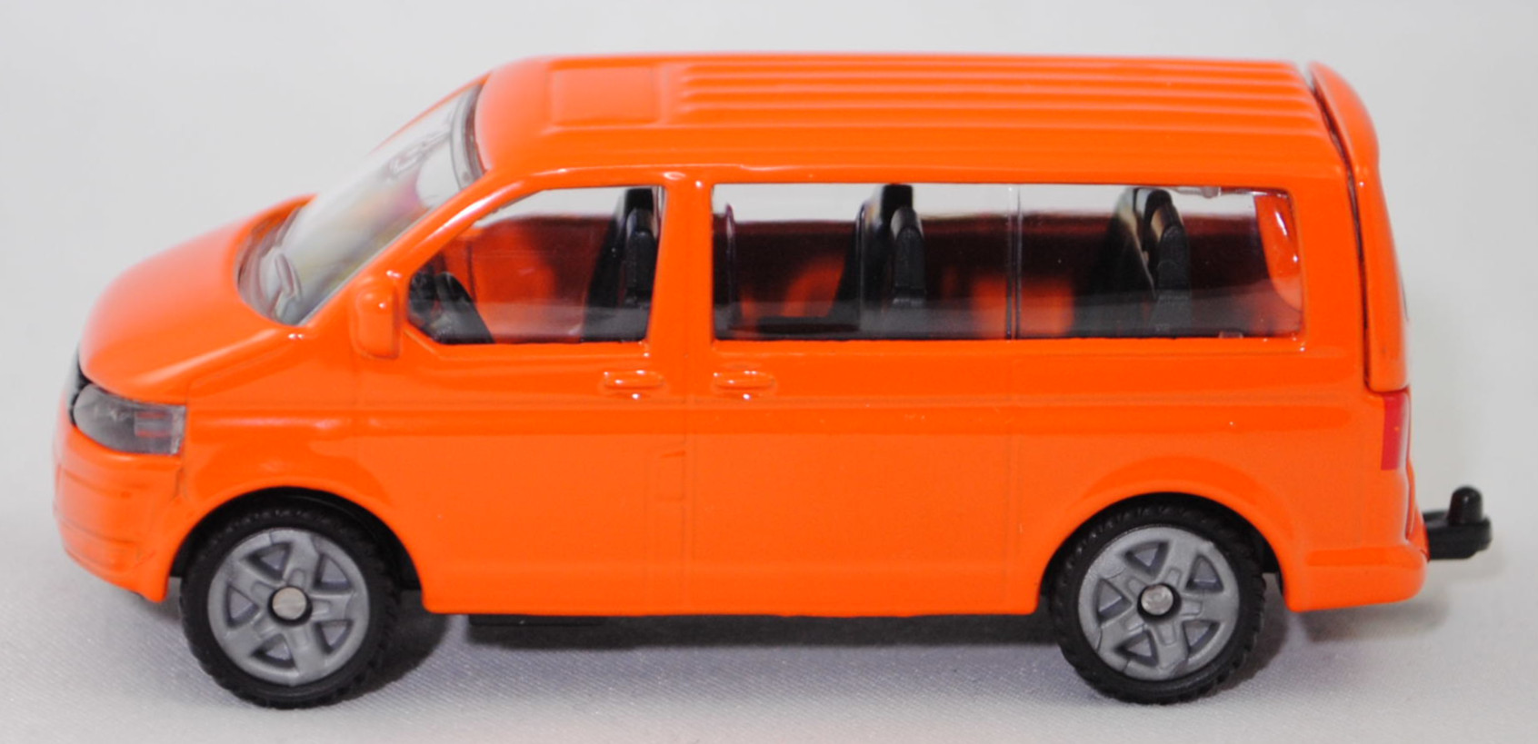 00025 VW T5 GP Multivan Highline 2.0 TDI (Modell 2009-2015) mit Aufkleber, hell-verkehrsorange, Heckklappe mit 2 Aussparungen unten, SIKU SUPER, 1:61, P29f
