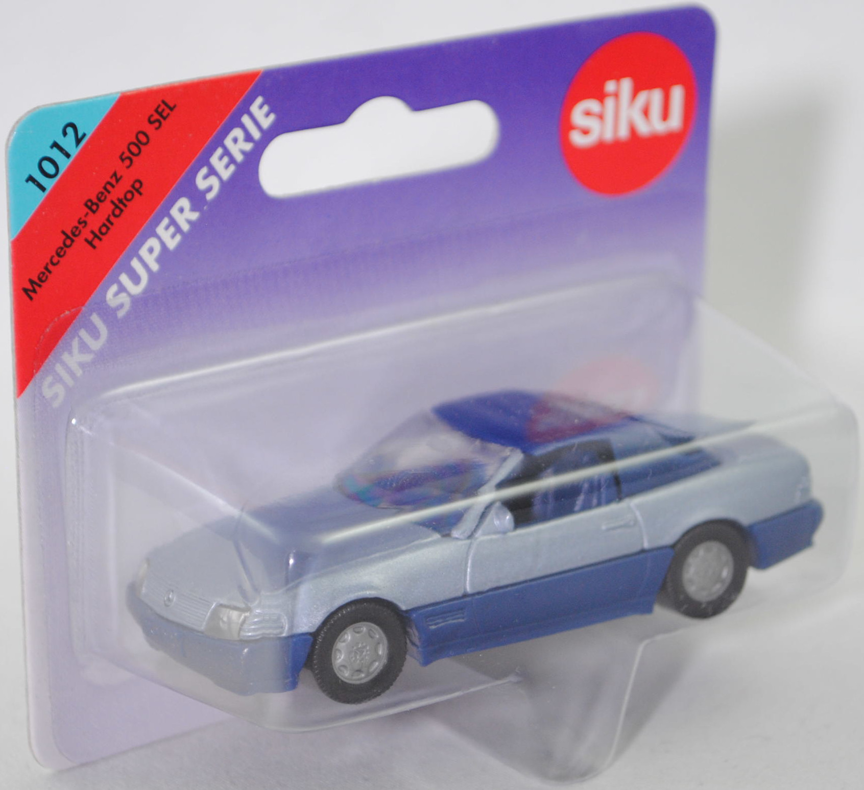 00005 Mercedes-Benz 500 SL mit Verdeck (Hardtop) (R 129, Modell 1989-1992), silberblaumetallic/saphirblau, Scheibe seitlich lackiert, Heckklappe mit Stern, Hong, B7, SIKU, 1:55, P26