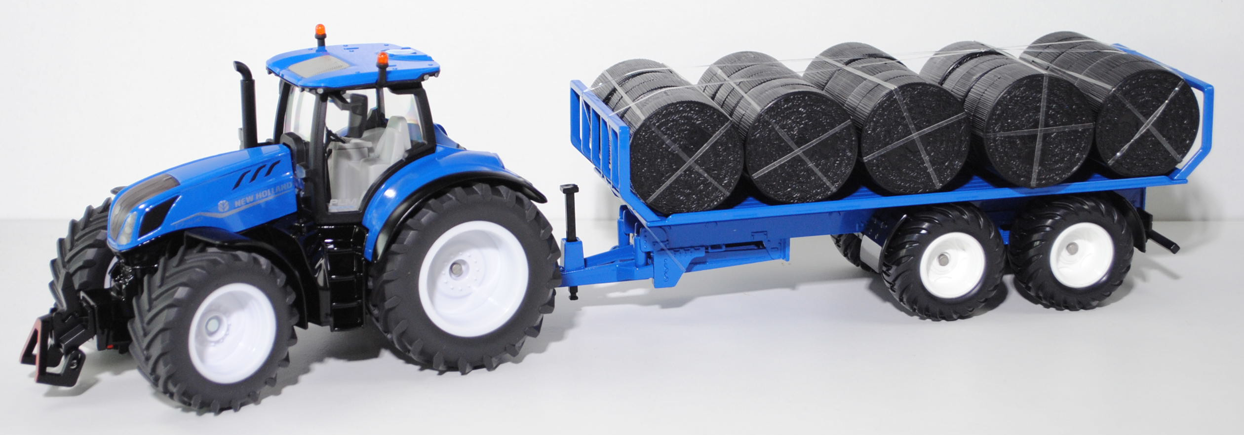 00700 IE + GB New Holland T7.315 HD AC New Generation (Modell 2021-) mit Rundballenanhänger, blau/schwarz, Ladegut: Rundballen schwarz, SIKU FARMER 1:32, L17mpK (Limited)