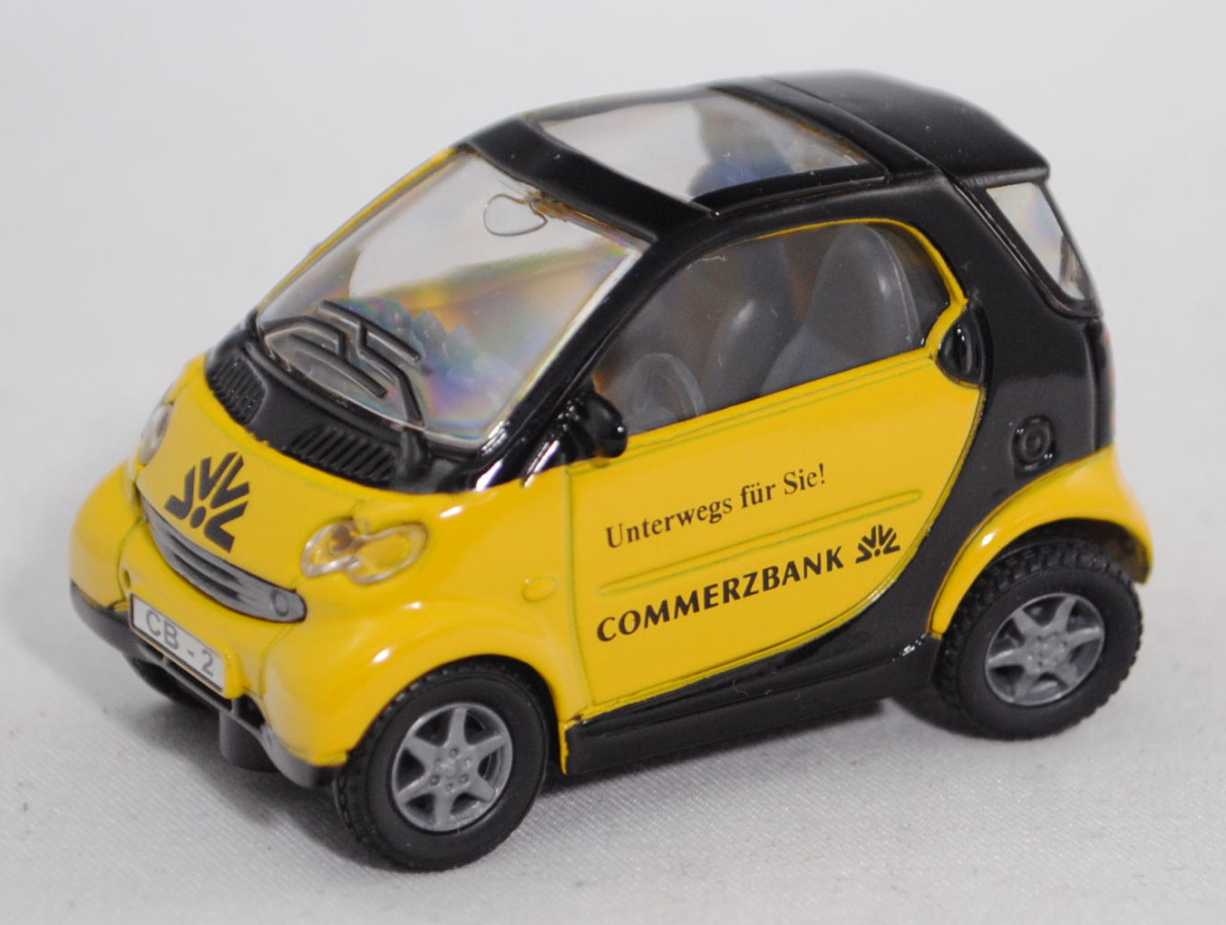 smart fortwo coupé passion (Typ C 450, 2nd gen., Mod. 03-07), gelb/schwarz, COMMERZBANK, Werbebox