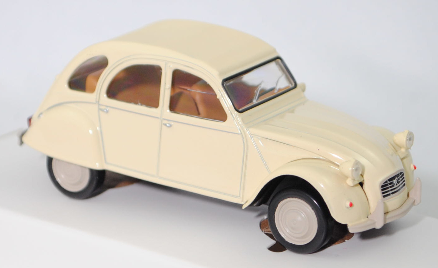 Citroen 2CV6 Club (Typ AZKA, CV = Cheval fiscal, auch Ente oder Döschewo genannt, Modell 1979-1985), hell-elfenbein, innen braunbeige, Norev Jet-car, 1:43, mb