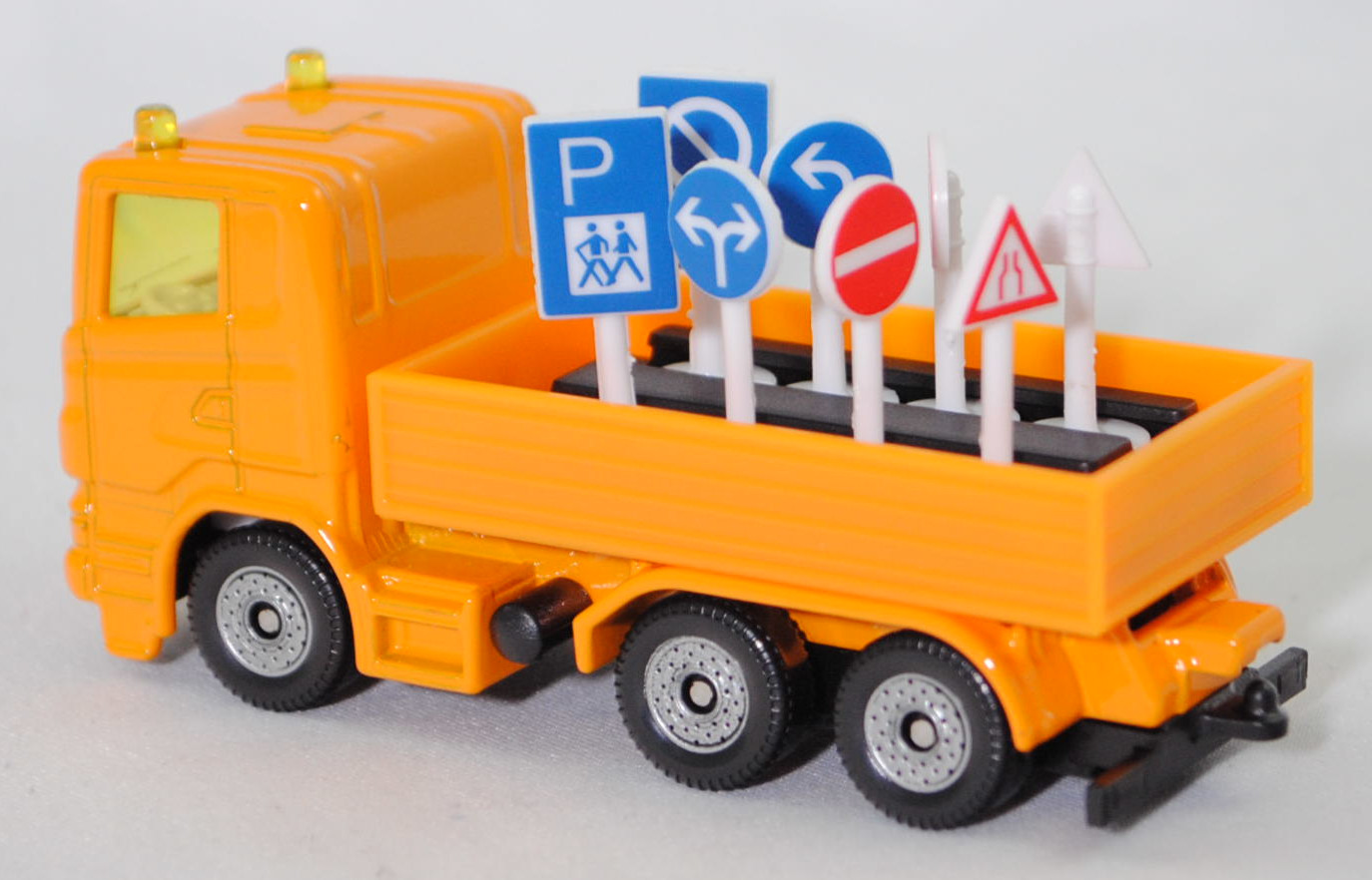 00008 Scania R380 (Typ CR16, Day cab, Modell 2007-2009) LKW mit Verkehrszeichen, melonengelb, Kühlergrills mit Prägung U-Bügels links, SIKU SUPER, 1:89, P29f