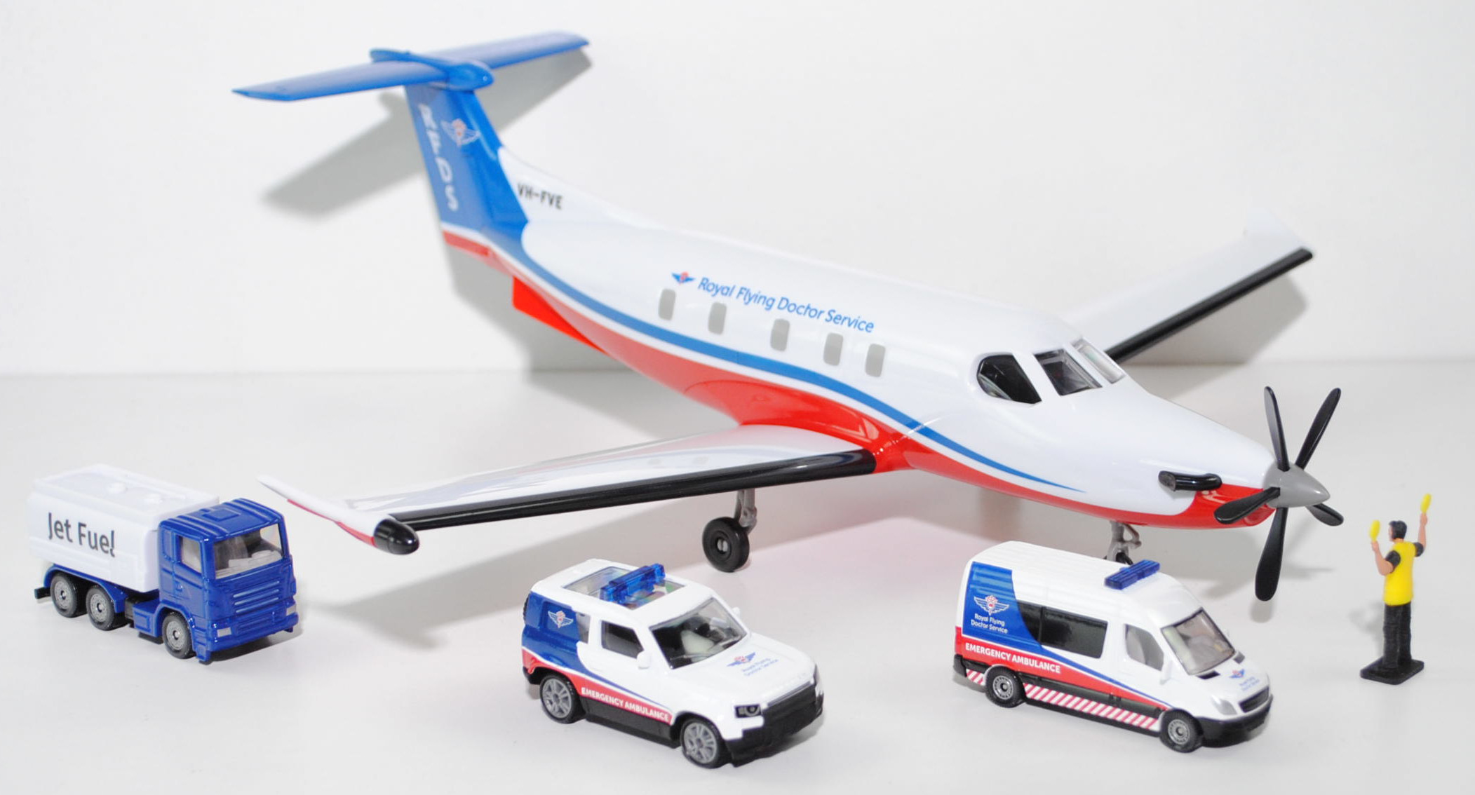 00000 Pilatus PC-12 PRO + Land Rover Defender 90 S Ambulance + Mercedes-Benz Sprinter II Ambulance + Scania R380 Tankwagen + Flight Line Marshaller, Royal Flying Doctor Service of Australia (RFDS),SIKU SUPER, L16nmpK