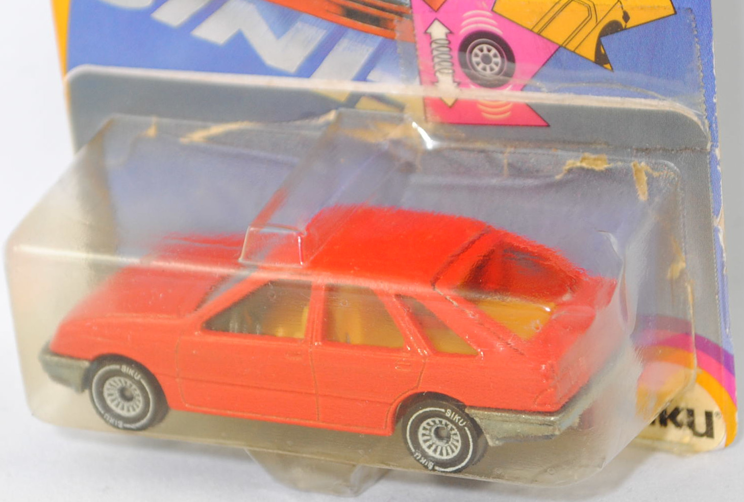 00000 Ford Sierra 2.3 Ghia (1. Generation, Typ Sierra '82 oder Mk1, GBC, Vorfacelift, Modell 1982-1984), hell-verkehrsrot, innen chromgelb, SIKU SUPER, 1:55, P21 vergilbt