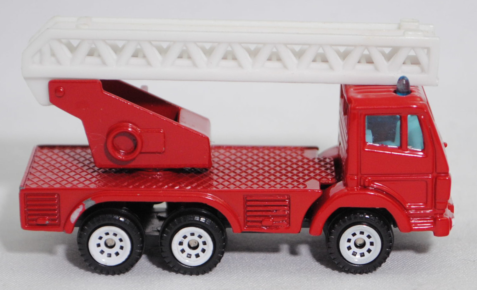 00001 Metz Hubrettungsfahrzeug DL 23-12 S auf Fahrgestell Mercedes-Benz SK 2429 6x4/41 (Modell 1989-1994) (Feuerwehr-Drehleiter), rot, Bpr. 0811/1019/1015, SIKU SUPER, 1:83, m-