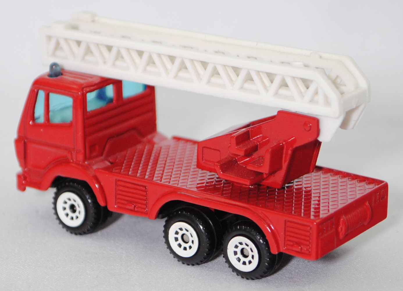 00001 Metz Hubrettungsfahrzeug DL 23-12 S auf Fahrgestell Mercedes-Benz SK 2429 6x4/41 (Modell 1989-1994) (Feuerwehr-Drehleiter), rot, Bpr. 0811/1019/1015, SIKU SUPER, 1:83, m