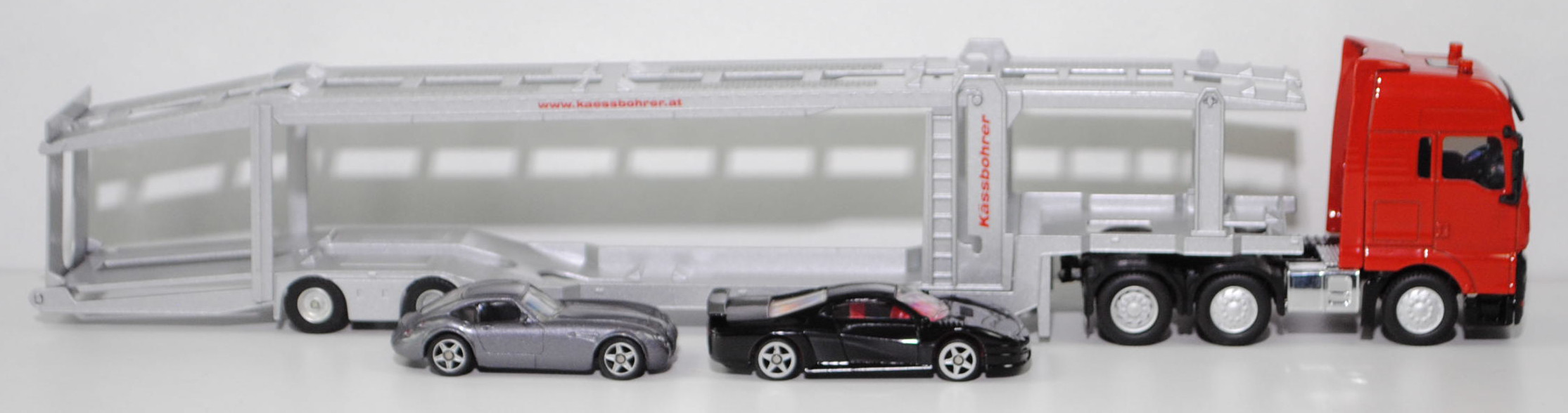 00000 MAN TGA 26.480 XXL mit Kässbohrer Autotransporter ruslan® SP-R 10-18, rot/schwarz/silber; Ladegut: SIKU STORM und Wiesmann GT MF4, SIKU SUPER 1:50, m