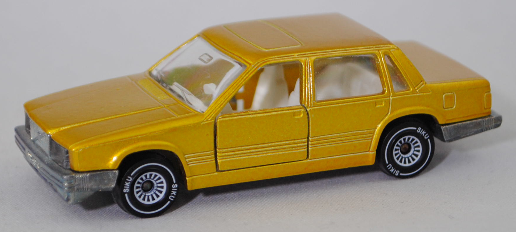 00001 Volvo 760 GLE (1. Generation, interne Baureihenbezeichnung 764, Vorfacelift, Modell 1982-1986), hell-honiggelbmetallic, ohne Kopfstützen hinten, SIKU SUPER, 1:55, m