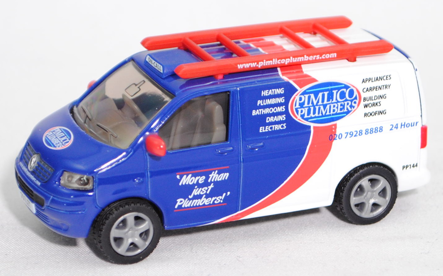 00621 GB VW T5 Transporter (Typ 7H, Mod. 03-09), blau/weiß, PIMLICO / PP144, SIKU, 1:58, Box 701LET