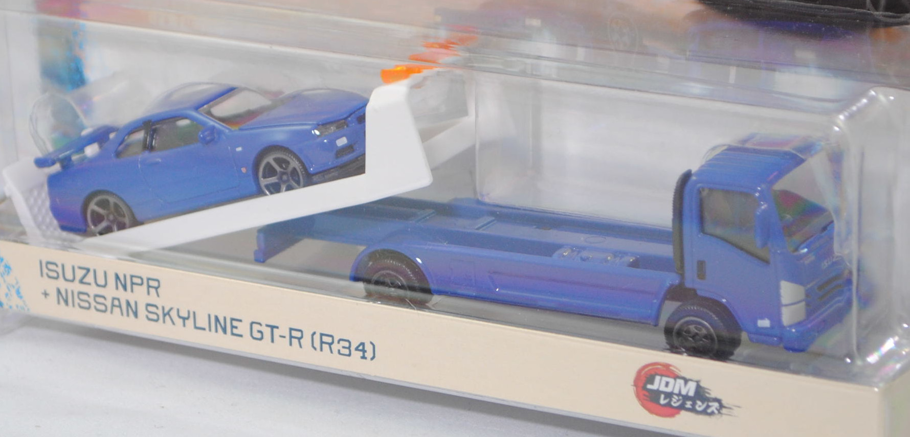 ISUZU NPR75 4x2 (Modell 2016-2023) Abschleppwagen mit Nissan Skyline GT-R (R34, Modell 1999-2002), hell-ultramarinblau, majorette, Blister (JDM Legends Car Transporter)