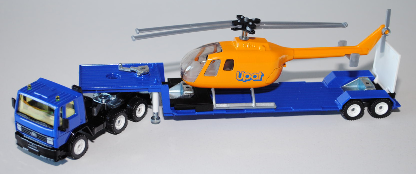 Ford Cargo mit Tieflader und Hubschrauber BO 105, ultramarinblau/schwarz und melonengelb, Upat®, LKW