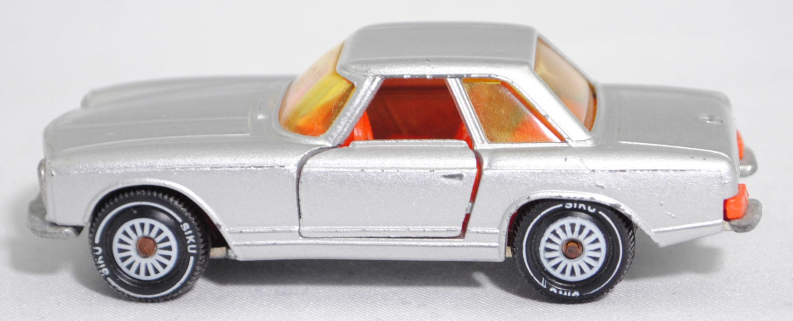 00006 Mercedes-Benz 280 SL (W 113, Pagode, Modell 1968-1971) mit Hardtop (Coupédach), silber, Bpr. V 302 / 1017, W-Germ, Verglasung gelb, R11 gerillt, SIKU SUPER, 1:60, m-