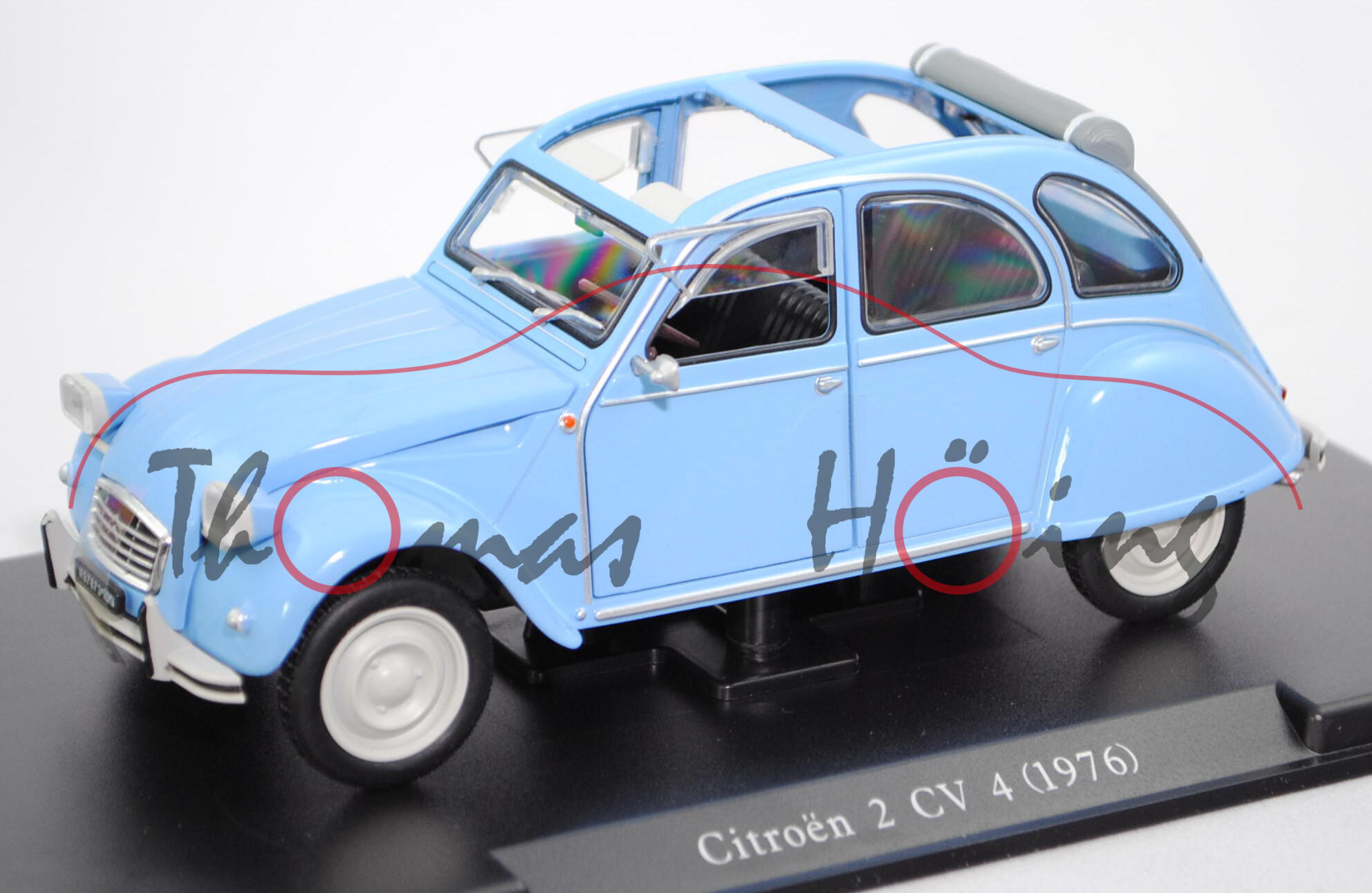 Citroen 2CV 4 (Modell 1975-1976, Baujahr 1976), hell-lichtblau, Türen+Kofferraum- und Heckklappe zu