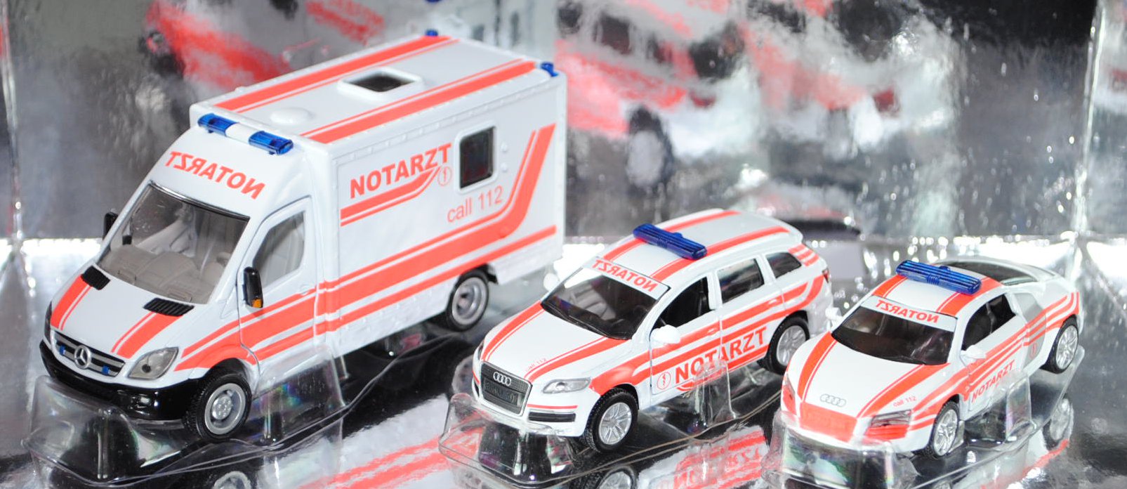 Notarzt-Set bestehend aus Mercedes Sprinter Rettungswagen (vgl. 2108) + 1429 Audi Q7 4.2 FSI quattro