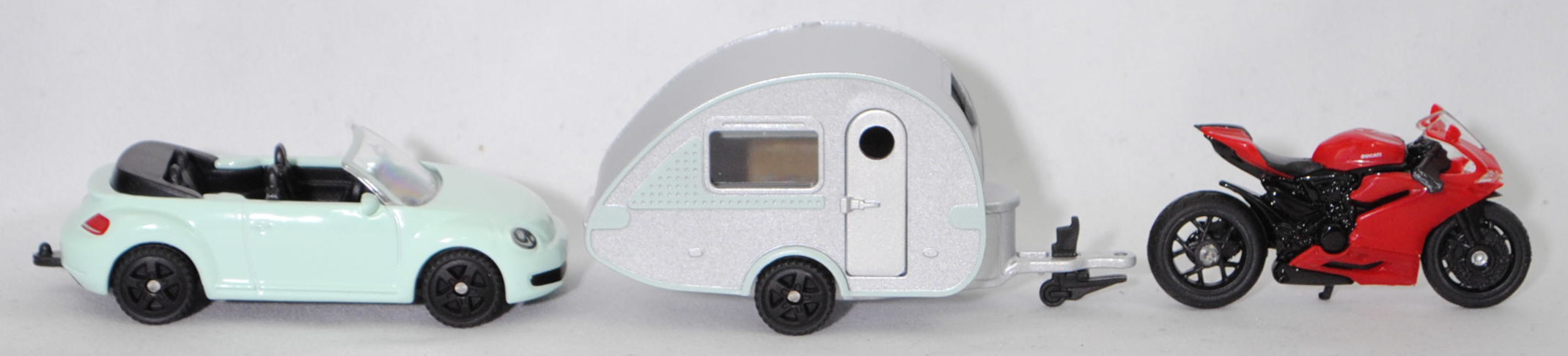 00400 Reisezeitset 2: VW The Beetle Cabriolet 1.2 TSI, grün + Wohnwagen Knaus Tabbert T@B 320 RS, weißalu/grün + Ducati 1299 Panigale, rot, SIKU SUPER, P29e (SPECIAL EDITION)