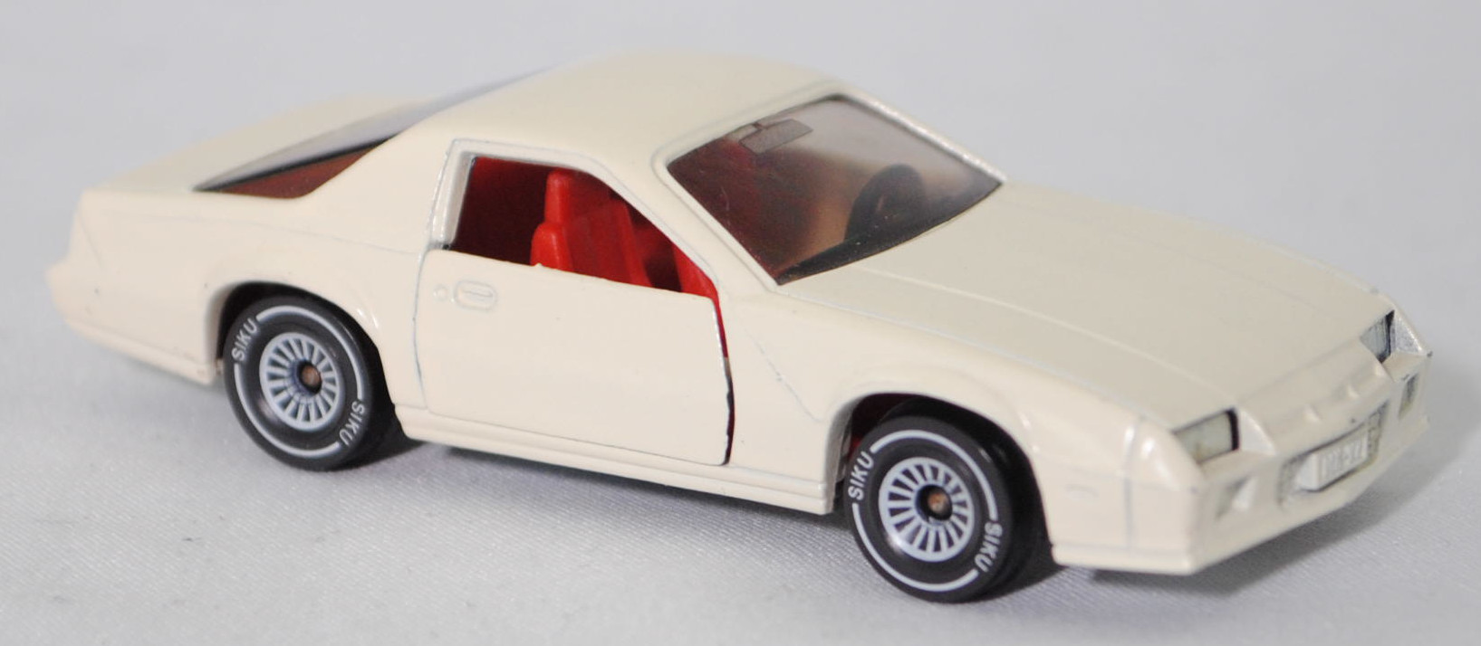 00001 Chevrolet Camaro Berlinetta 5.0L V8 (Modell 1982-1984), cremeweiß, Bpr. CAMARO Z 28, W-Germ, Chassis chrom, ohne CE-Zeichen, B4, SIKU SUPER, 1:59, m-