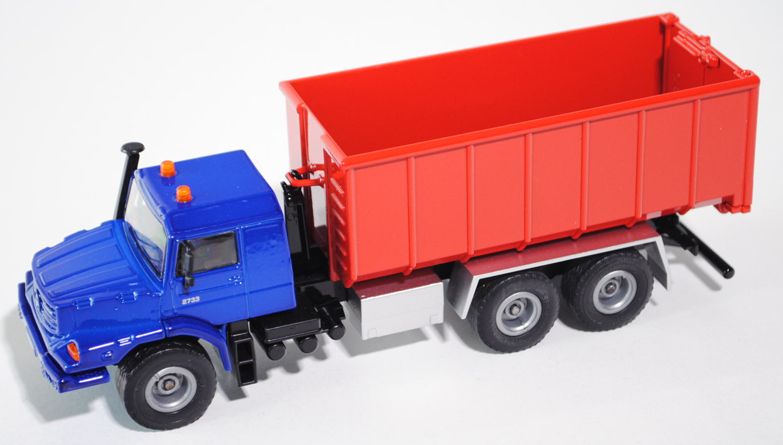 00001 Mercedes-Benz Zetros 2733 Abrollmulde, hell-ultramarinblau/schwarz/verkehrsrot, 1:48, L17mpK