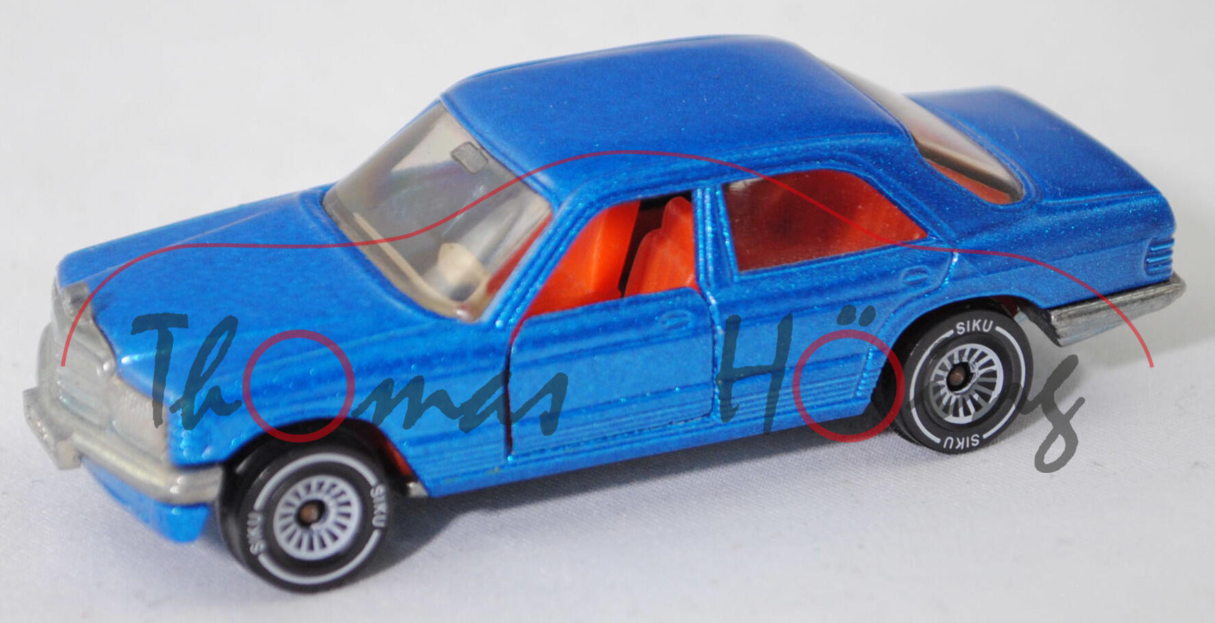 00002 Mercedes-Benz 500 SE (W 126, Modell 1980-1981), verkehrsblaumetallic, Chassis chrom, Loch mittig im Chassis offen, ohne CE-Zeichen, Verglasung rauch, B4, SIKU, 1:62, m