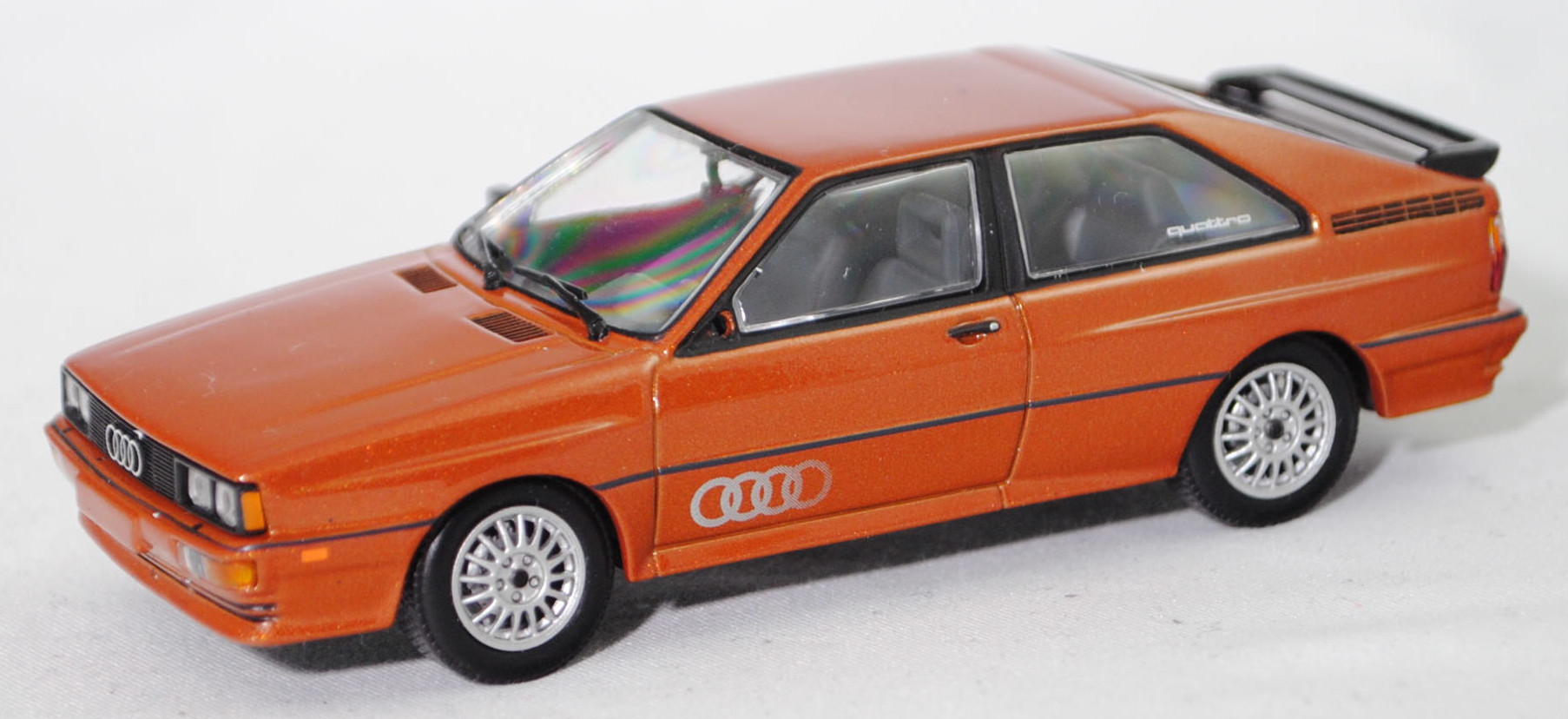 Audi quattro (B2, Typ 85Q, VFL (Vorfacelift), Modell 1980-1982), zobelbraun metallic (Verkaufskennzeichen L4, Lacknummer LY8V), Minichamps, 1:43, PC-Box (Außenspiegel links fehlt)