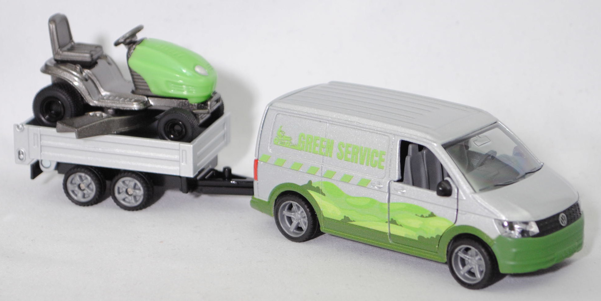 00000 VW T6 Transporter Kastenwagen 2.0 TSI (Modell 2015-2019) mit Tandem-Rückwärtskipper und Rasentraktor MTD YaRD-MaN, silber und grün/schwarz, SIKU SUPER 1:50, L17mpK