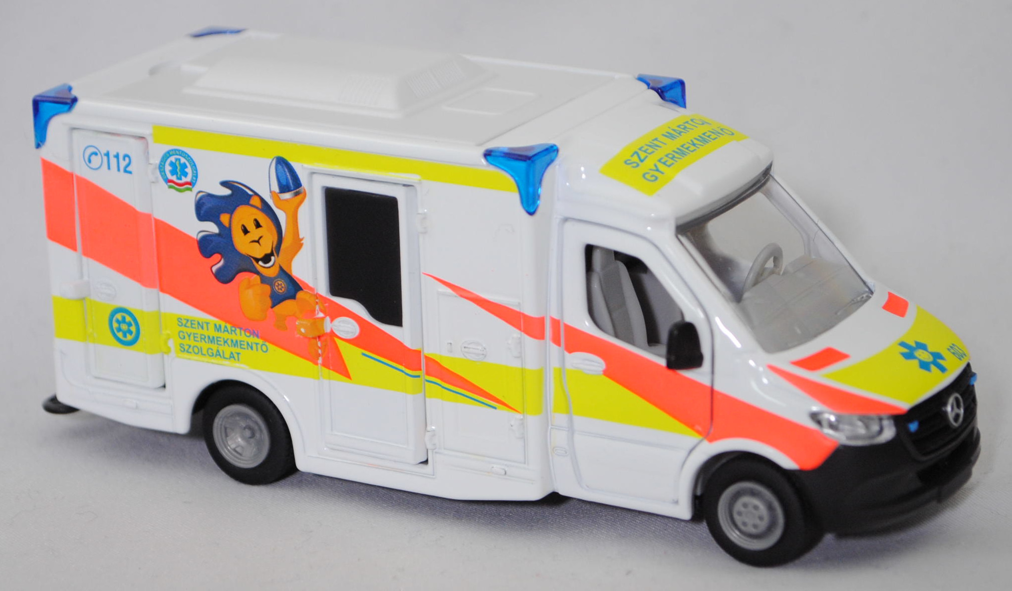 06400 HU MIESEN Rettungswagen auf Mercedes-Benz Sprinter III (Modell 2018-2021) Fahrgestell, weiß, SZENT MÁRTON / GYERMEKMENTÖ / SZOLGÁLAT, SIKU SUPER 1:50, L17mpK