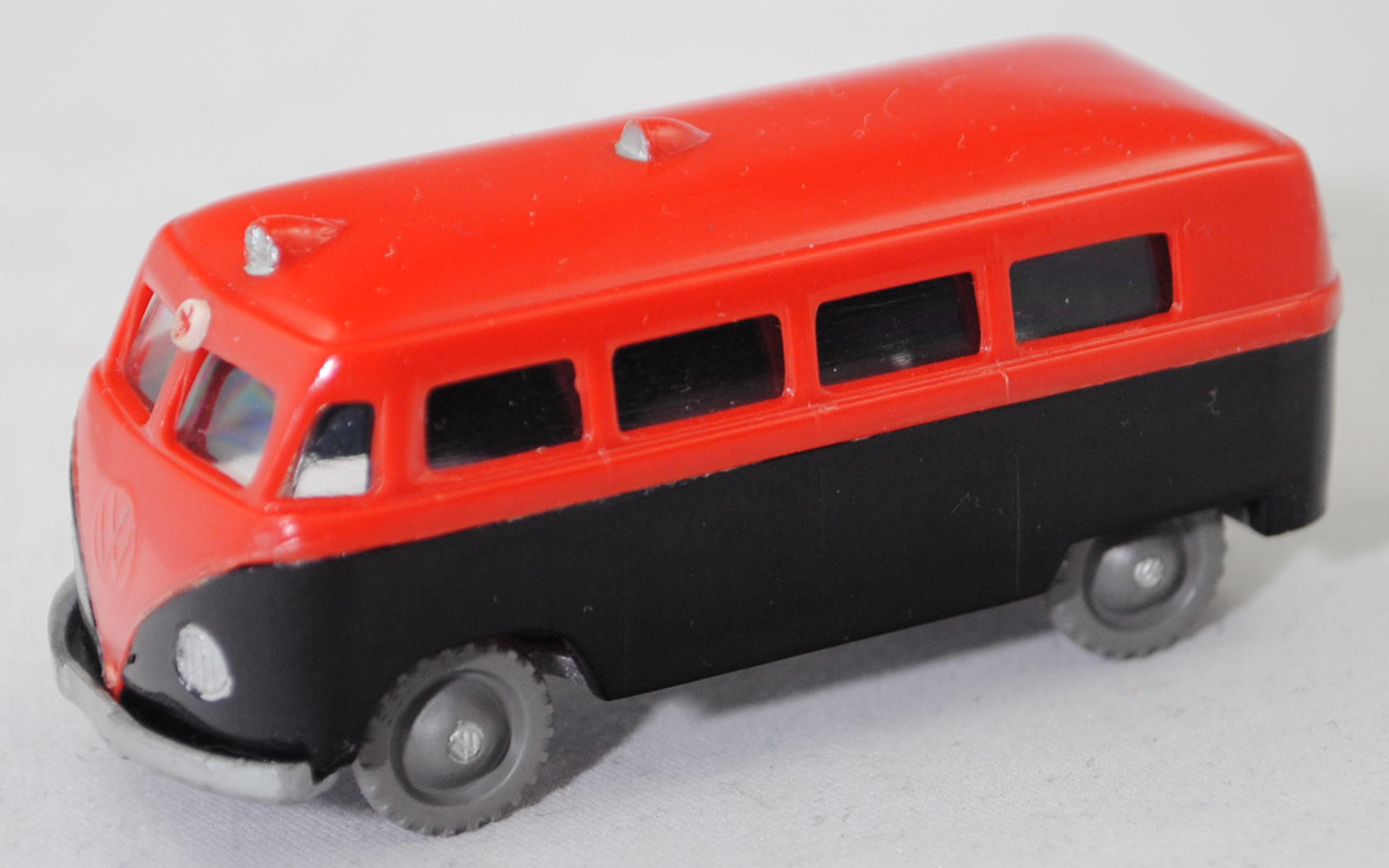 00000b VW-Krankenwagen (Typ 2 T1 bzw. Typ 2 Transporter 1, Modell 1950-1954), verkehrsrot/schwarz, Chassis silber, RV 13/1 mausgrau, Siku, 1:60