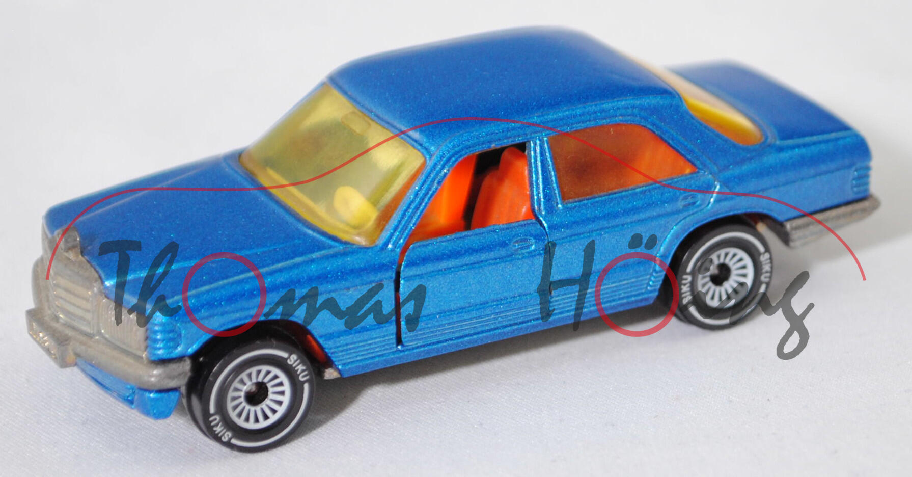 00001 Mercedes-Benz 500 SE (W 126, Modell 1980-1981), verkehrsblaumetallic, Chassis chrom, Loch mittig im Chassis offen, ohne CE-Zeichen, Verglasung gelb, B4, SIKU, 1:62, m