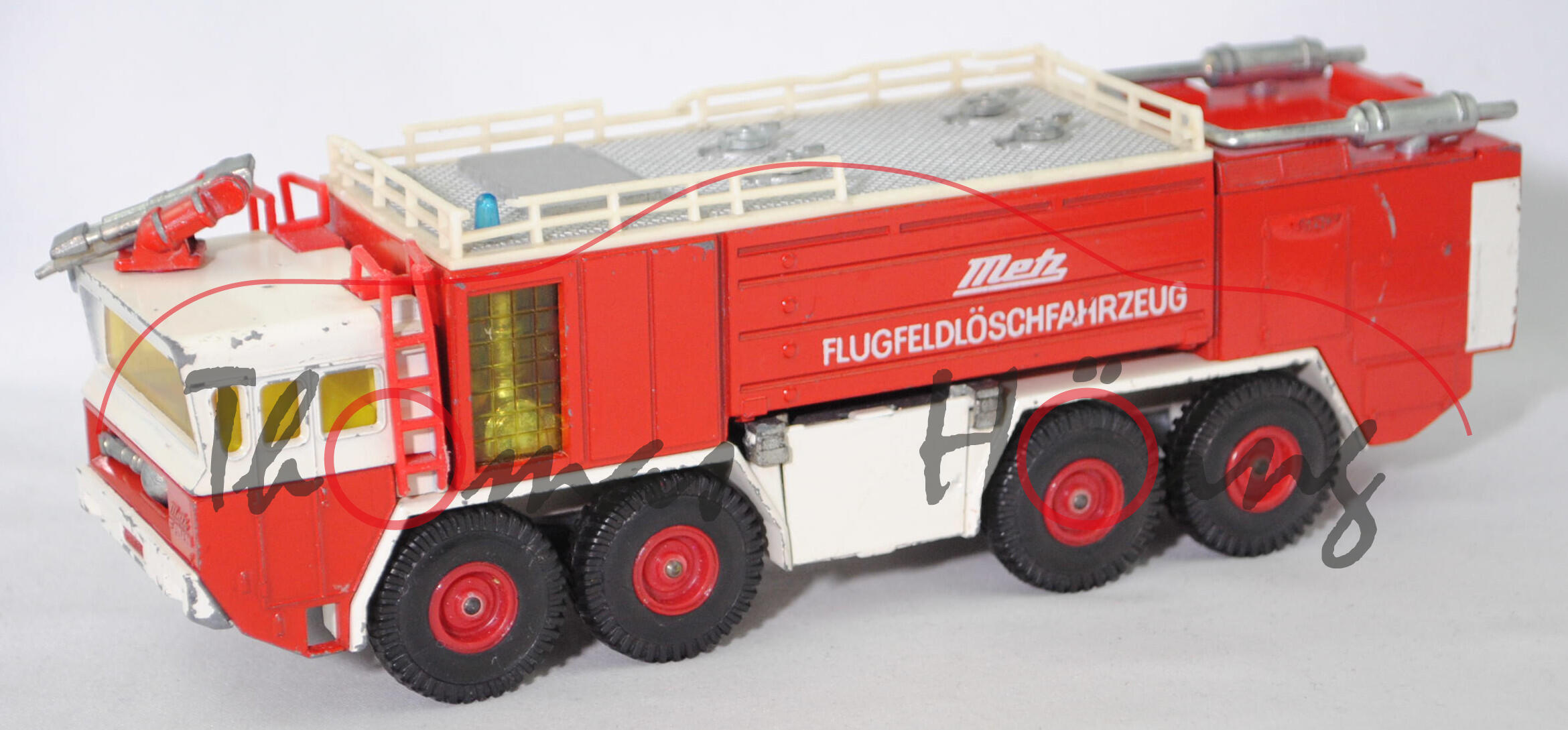 00000 Großflugfeldlöschfahrzeug GFLF auf Fahrgestell Faun (Mod. 69-70) und Metz-Aufbau, weiß/rot, Metz / FLUGFELDLÖSCHFAHRZEUG, Verglasung gelb, Felgen rot, SIKU, 1:61, vsc