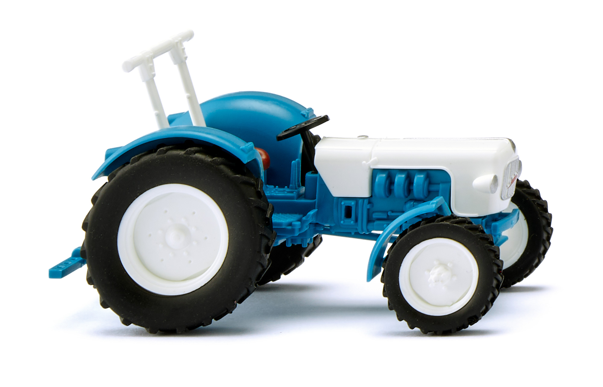 Eicher EM 300 Königstiger (Modell 1959-1962), Motorhaube weiß, Chassis Eicher-blau, Sitz oxidrot, Lenkrad schwarz, Auspuff schwarz, Felgen weiß, Wiking, 1:87, mb