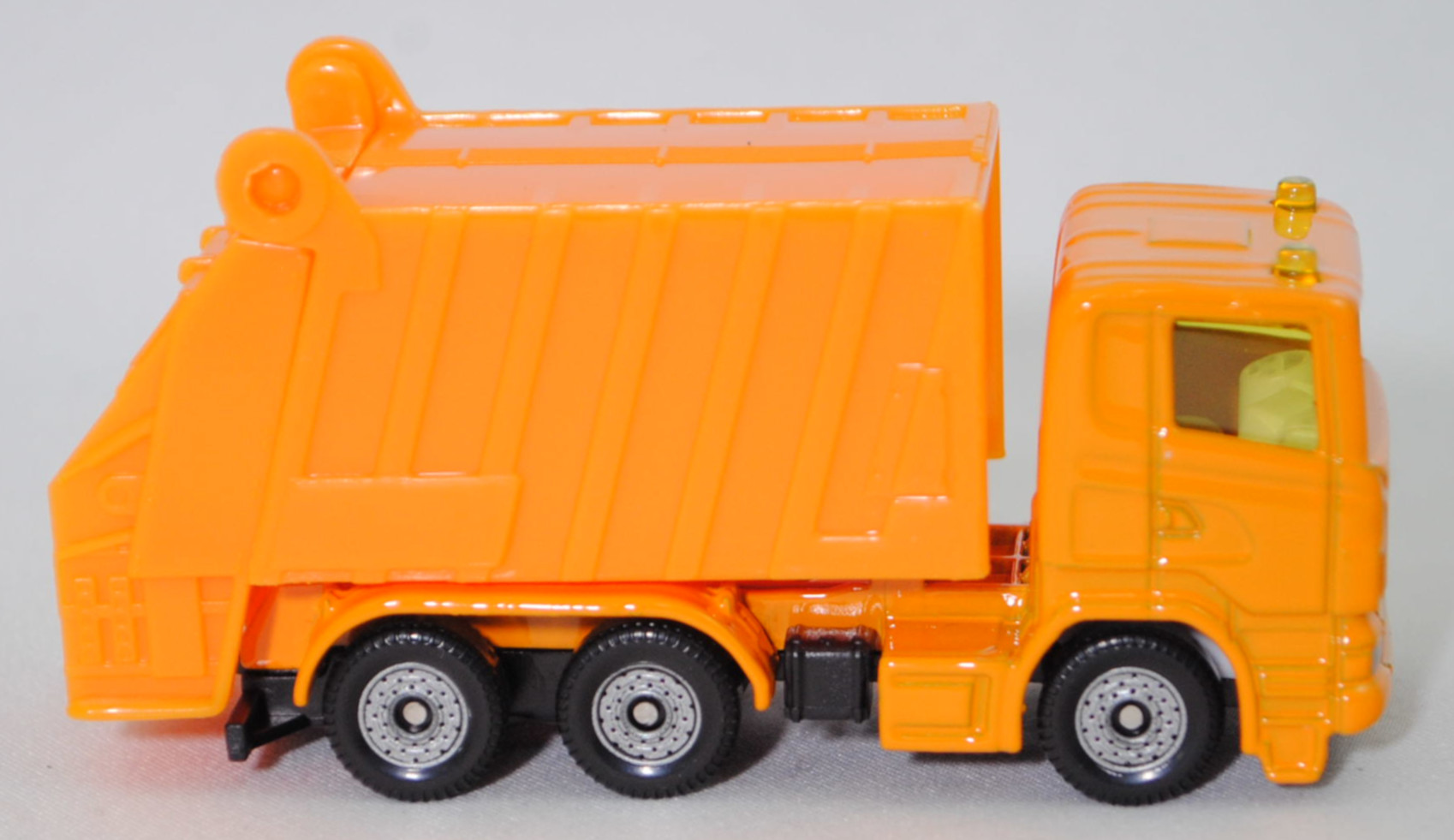 00008 Scania R380 (Typ CR16, Day cab, Modell 2007-2009) Müllwagen, dunkel-melonengelb, innen reinweiß, Kühlergrills mit U-Bügel links, C36, SIKU SUPER, 1:89, P29f