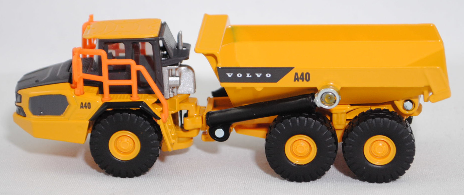 00000 Knickgelenkter Volvo-Dumper A40J 6x6 (10. Generation, Baureihe J-Serie, Modell 2025-), maisgelb/graphitgrau, innen graphitgrau, SIKU SUPER 1:87, L17mpK