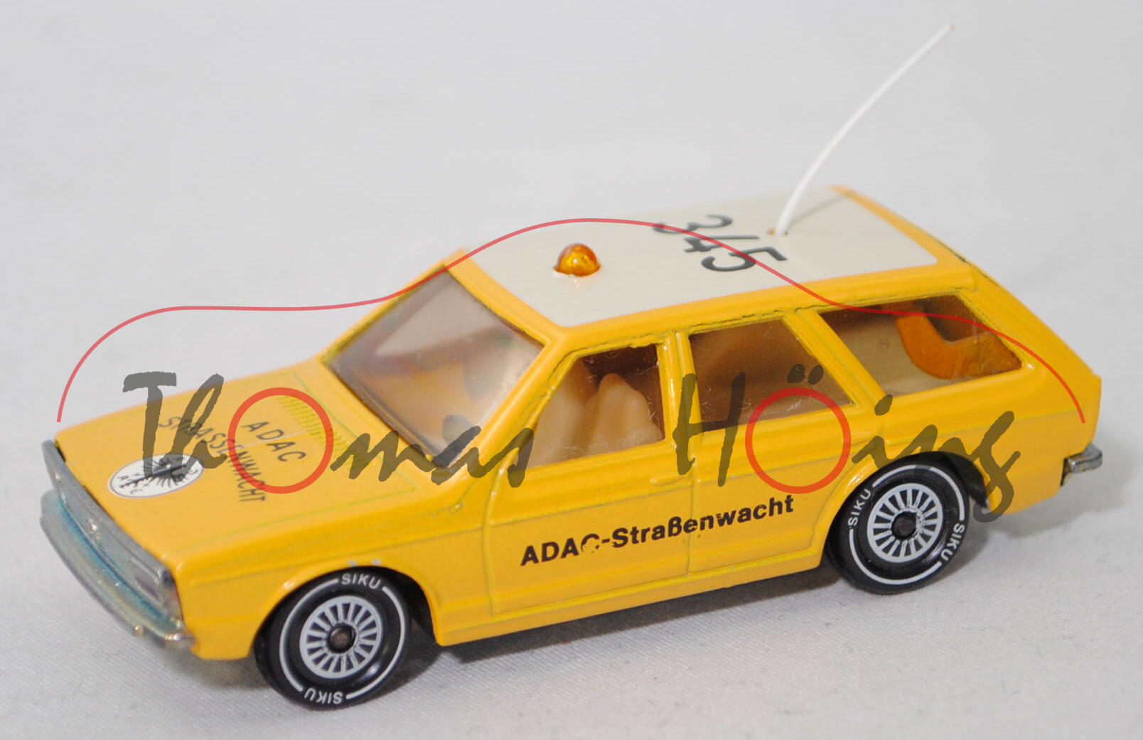 00002 VW Passat Variant LS (B1, Typ 33, Modell 1974-1975) ADAC-Pannenhilfe, kadmiumgelb, ADAC / STRASSENWACHT, R11 glatt, SIKU, 1:55, m-