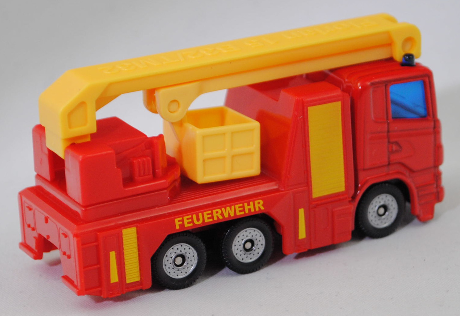 00001 Rosenbauer Hubrettungsbühne B32 auf Scania R380 (Typ CR16, Day cab, Modell 2007-2009) Feuerwehr-Fahrgestell, hell-verkehrsrot, C36, SIKU SUPER, 1:89, P29f