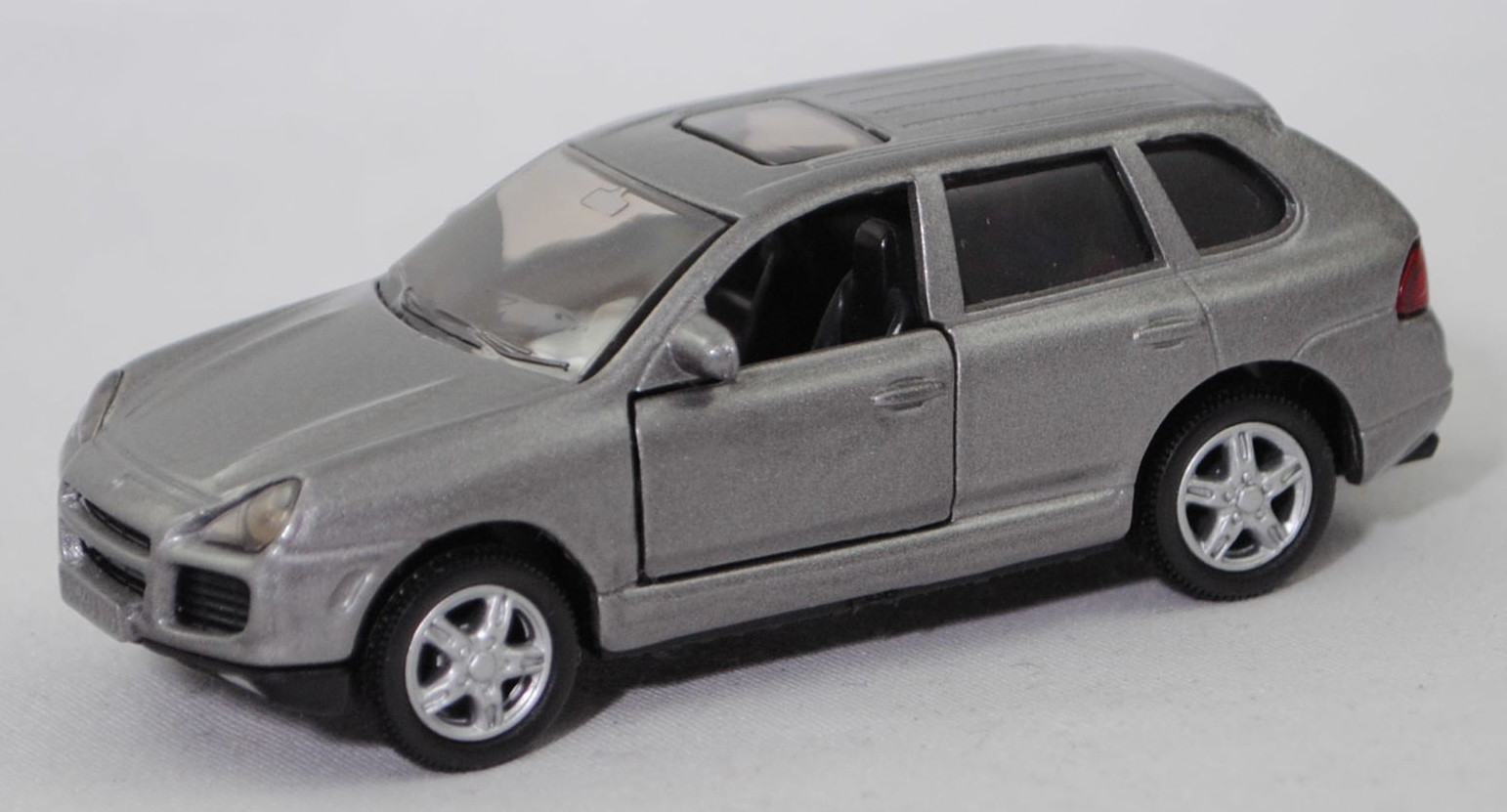 00005 Porsche Cayenne Turbo (1. Generation, Typ 9PA, Vorfacelift, Modell 2002-2006), hell-staubgraumetallic, Sicke auf Heckklappe in Höhe Rückleuchten, SIKU SUPER, 1:57, m