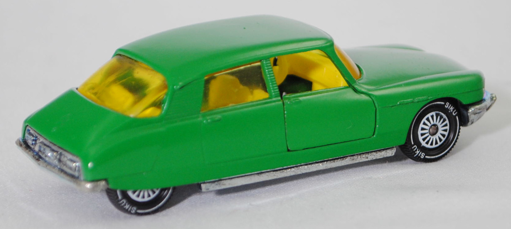 00003 Citroen DS 21 (2. Generation D-Modelle, Vorfacelift, Modell 1967-1968), verkehrsgrün, innen zinkgelb, Germ, R11, SIKU SUPER, 1:61, m (Verglasung mit Kratzspuren)