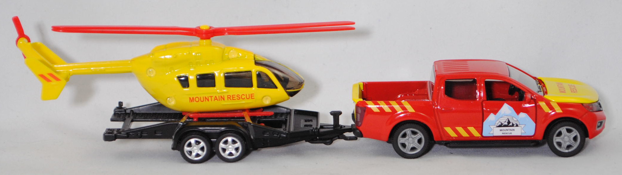 00000 NISSAN NAVARA Double Cab 4x4 (Modell 2014-2020) mit Autotransporter und Eurocopter EC 145 (Modell 2002-2014), rot/gelb, MOUNTAIN / RESCUE, SIKU SUPER 1:50, L17mpK