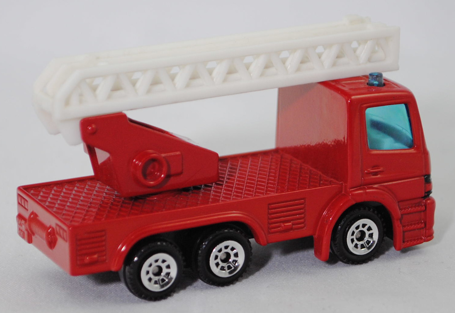 00003 Metz Hubrettungsfahrzeug DL 23-12 S auf Fahrgestell Mercedes-Benz Atego (Modell 1998-2004) (Feuerwehr-Drehleiter), signalrot, Leiter reinweiß, C1 chrom, SIKU SUPER, 1:80, m