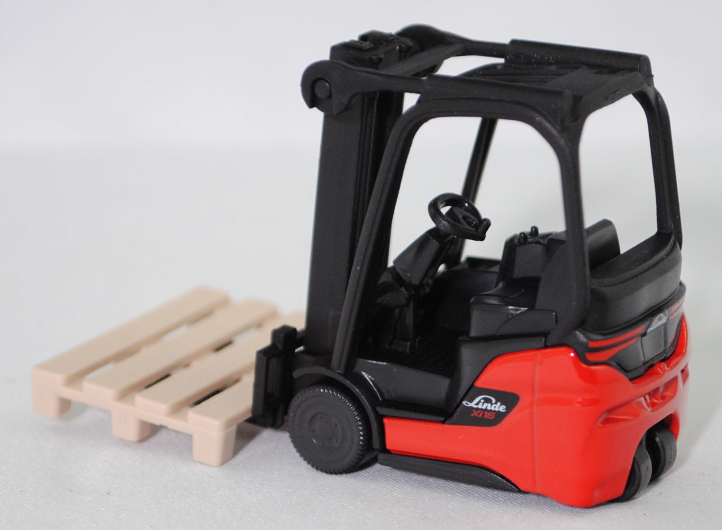 00000 Linde MH Elektrostapler Xi16 (Typ Dreirad-Elektrostapler, Baureihe 1251, Modell 2024-), schwarz/rot, Sitz schwarz, SIKU SUPER, 1:43, P29f