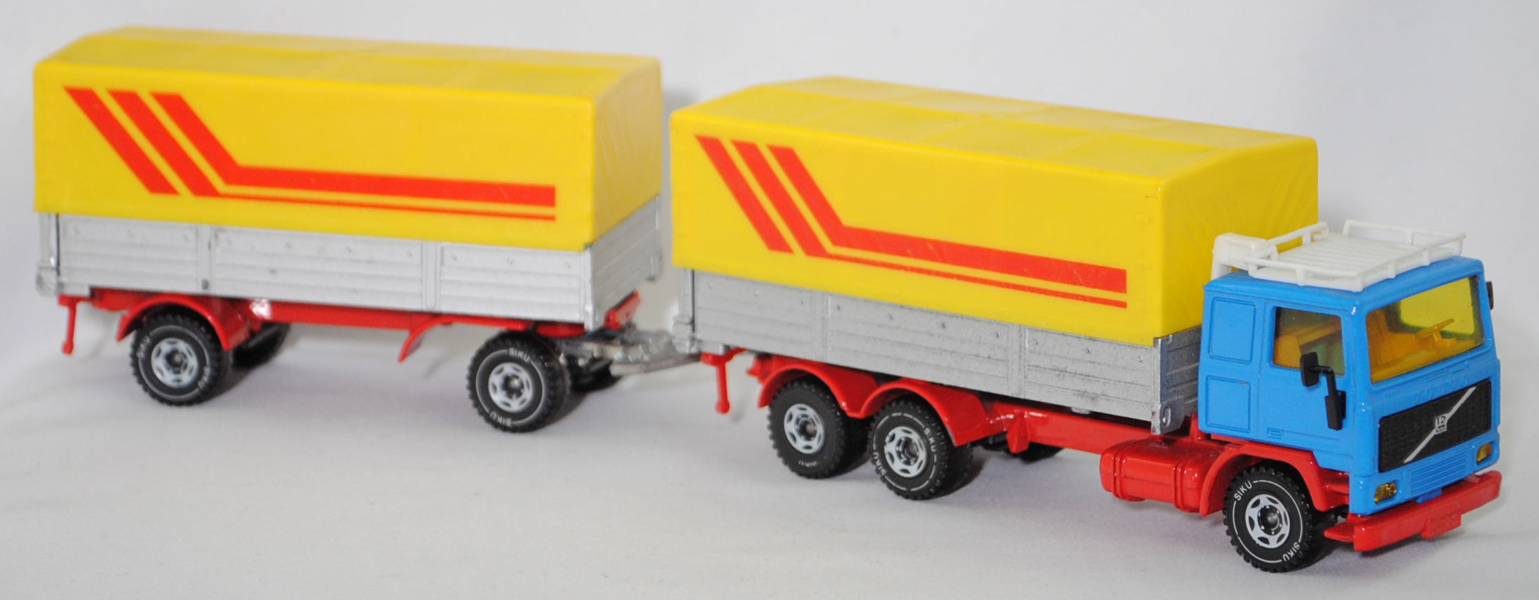 00004 Volvo F12 Turbo 6 (Modell 1977-1983) LKW mit Anhänger, himmelblau/rot/silber, ohne Rahmen im Kühlergrill, Dachgepäckträger weiß, zinkgelbe Plane, LKW10, SIKU, 1:55, m-