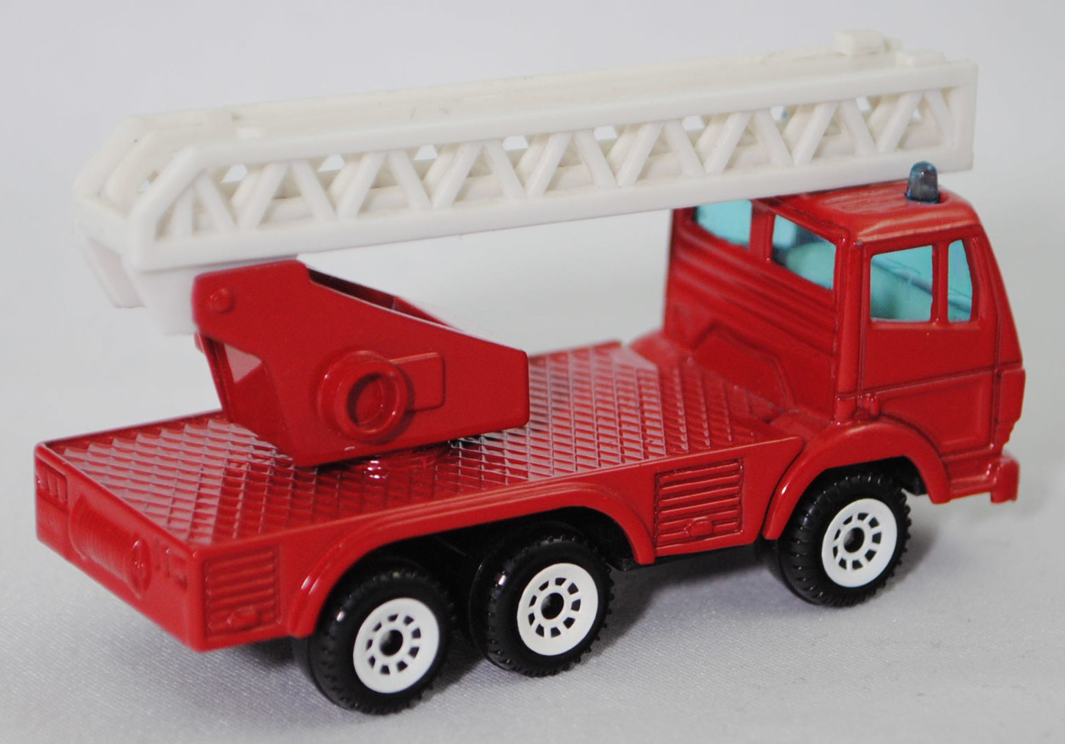 00001 Metz Hubrettungsfahrzeug DL 23-12 S auf Fahrgestell Mercedes-Benz SK 2429 6x4/41 (Modell 1989-1994) (Feuerwehr-Drehleiter), rot, Bpr. 0811/1019/1015, SIKU SUPER, 1:83, m