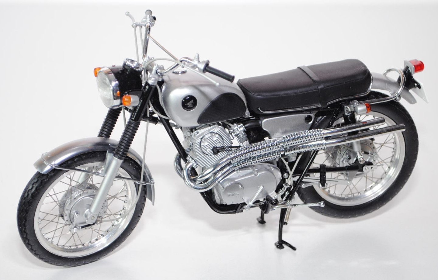 Honda CL72, Modell 1962, schwarz/silber, EBBRO Premium Collection 