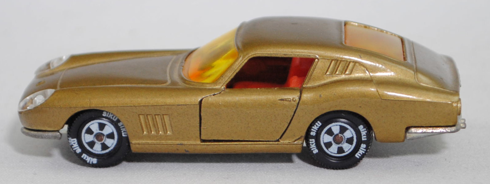 00002 Ferrari Berlinetta 275 GTB (Tipo 563, 2. Serie, Long Nose / Lange Nase, Modell 1965-1966), goldmetallic, transparente Frontscheinwerfer, Bpr. V 269, Germ, R10 reinweiß, SIKU SUPER, 1:56, m
