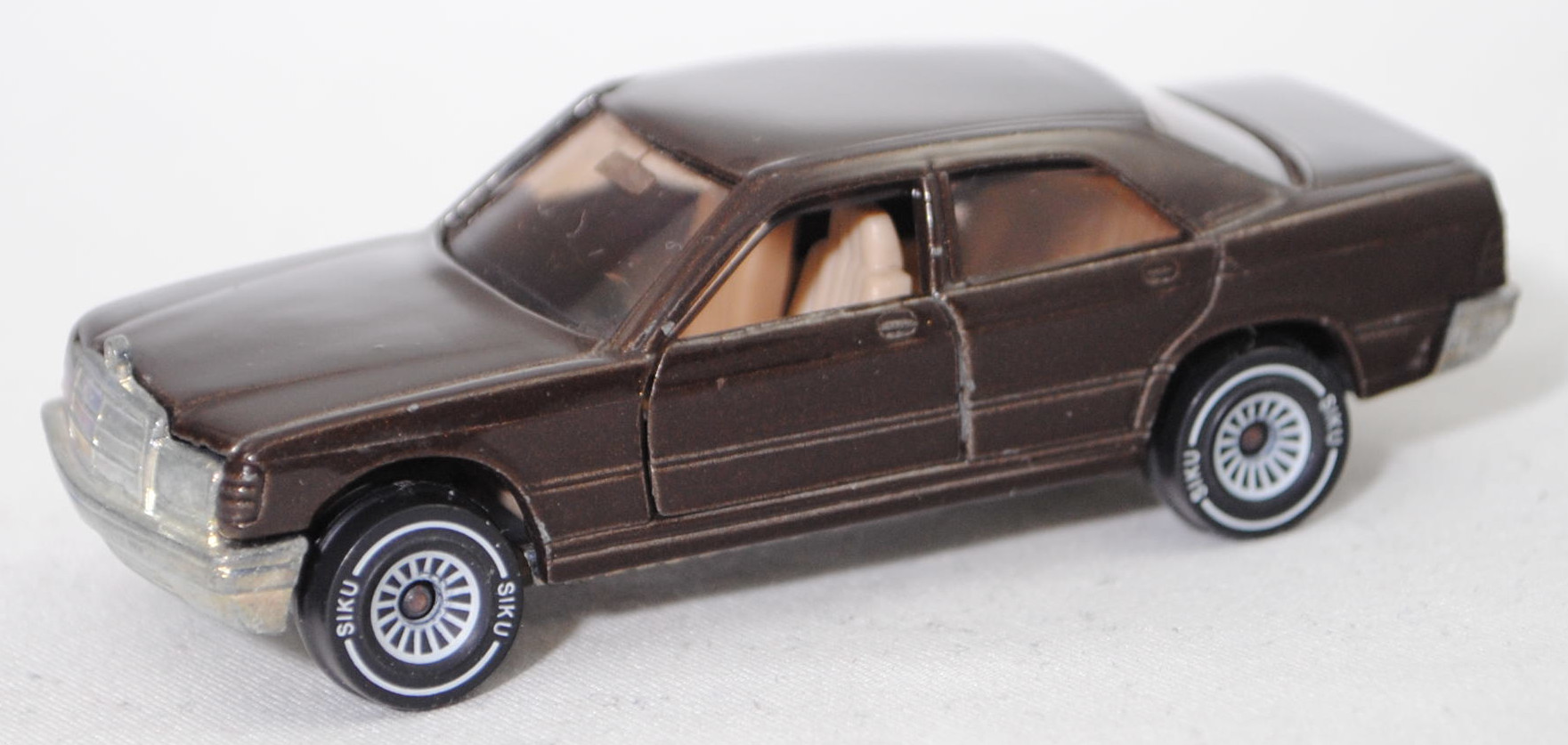 00000 Mercedes-Benz 190 E (1. Generation, W 201, Vor-MoPf, Modell 1982-1988), schokoladenbraun, Kühlergrill und Frontscheinwerfer ohne Wabenprägung, SIKU SUPER, 1:55, m-