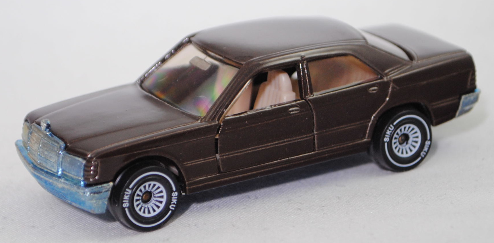00001 Mercedes-Benz 190 E (1. Generation, W 201, Vor-MoPf, Modell 1982-1988), schokoladenbraun, Kühlergrill und Frontscheinwerfer mit Wabenprägung, SIKU SUPER, 1:55, m