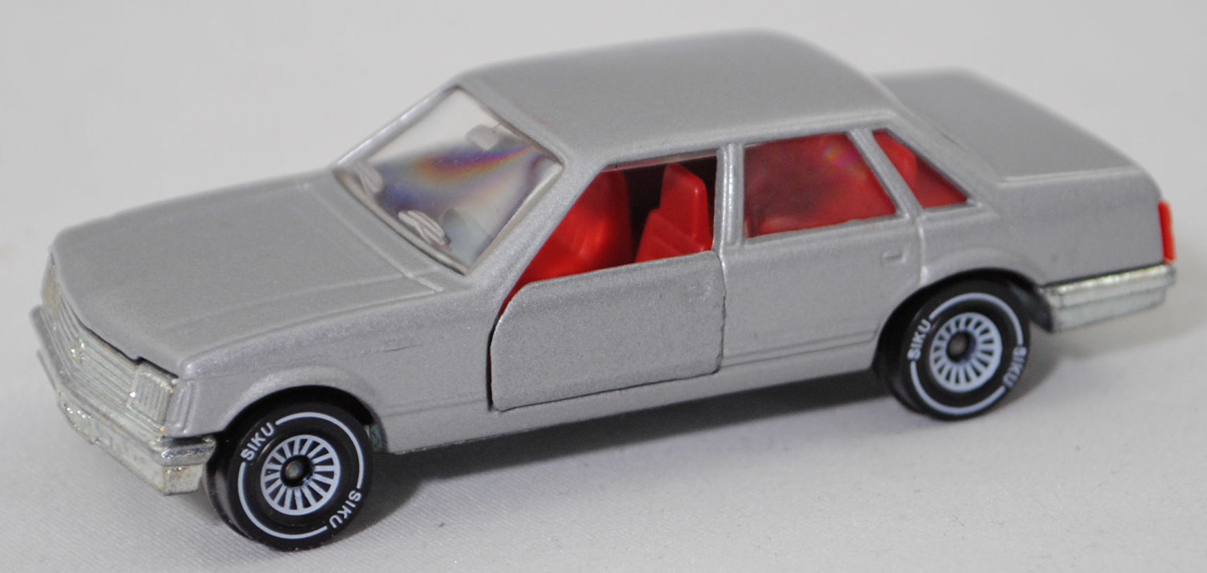 06405 HU Opel Senator 3.0 E CD (Typ A1, Modell 1978-1981), silbergraumetallic, SIKU / Metchy, 1:59