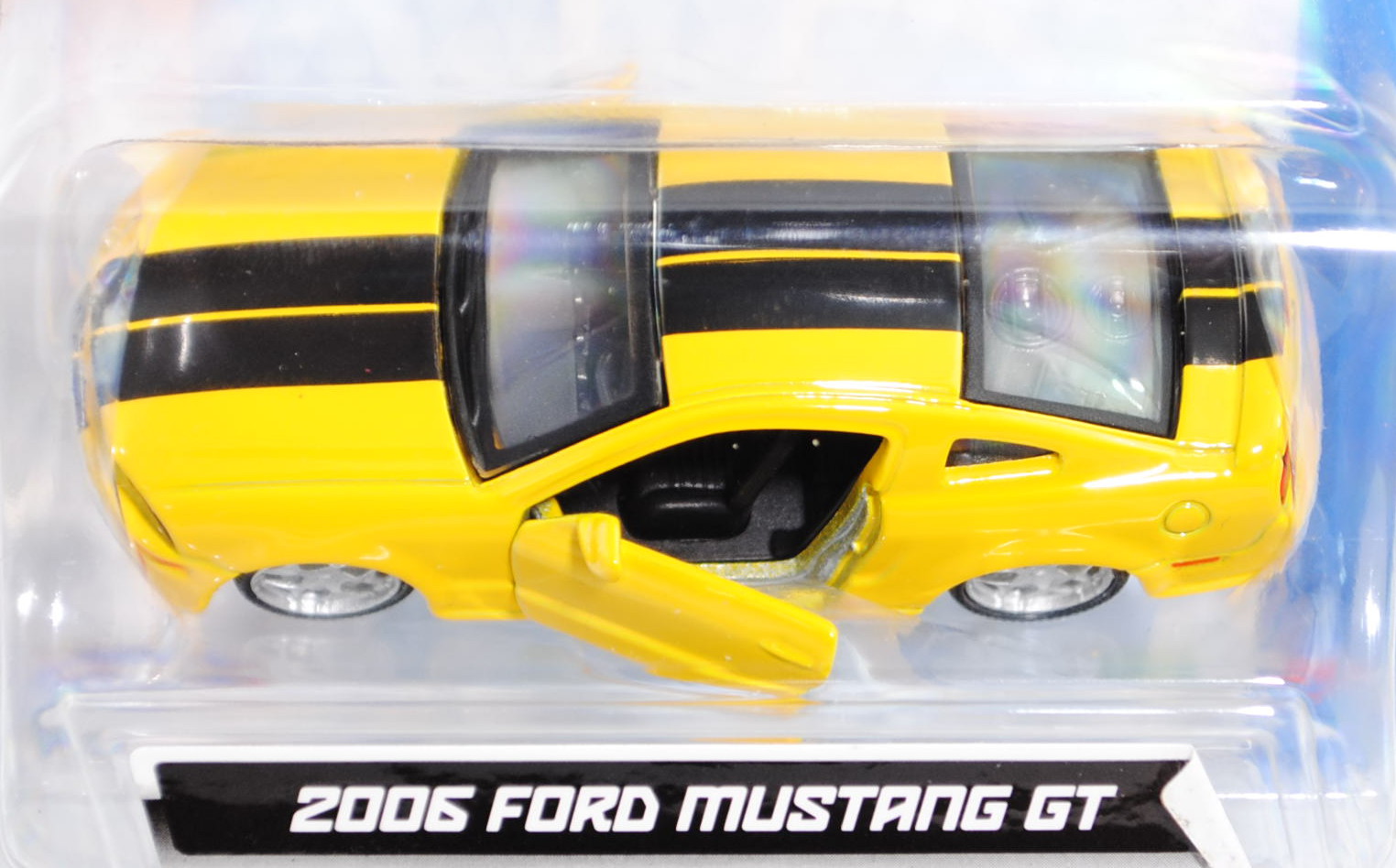 Ford Mustang GT (Typ V, 1. Genaration, Modell 2006-2009), signalgelb, innen schwarz, mit 2 schwarzen