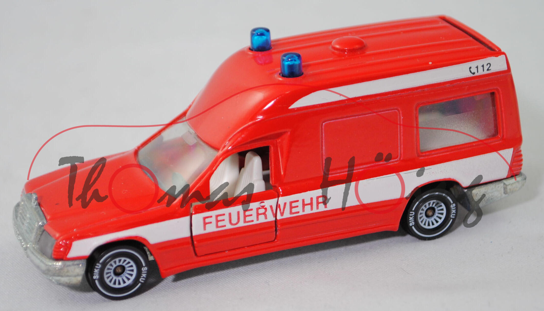 00002 BINZ Ambulanz 2001 lang (Mod. 1986-1989), rot, FEUERWEHR, Fenster 3/4-tel matt, B4, SIKU, 1:56